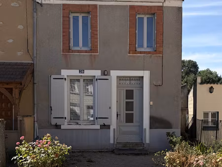 maison de ville avec agréable jardin à rénover