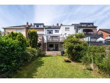 quartier ravenstein - maison rénovée (3ch/1bur/2sdb)