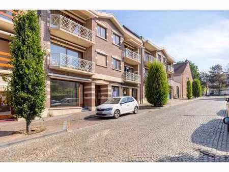 bâtiment commercial de plain-pied de 90 m² dans un emplaceme