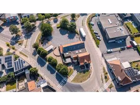 propriété commerciale avec une maison au rond-point à westro