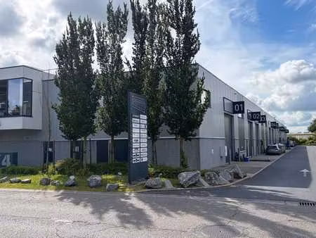 location entrepôt + bureaux 200m²