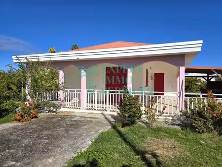 charmante villa créole à la campagne  3 pièces  terrain clos