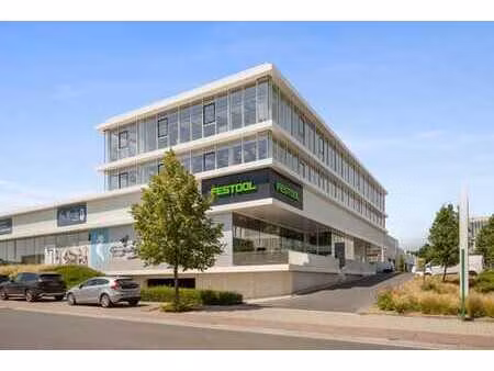 immeuble d'entreprise moderne avec showroom/espace de stocka