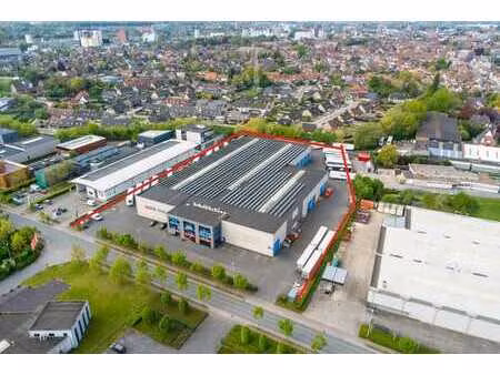 bâtiment commercial d'environ 14 880 m² dans la zone industr