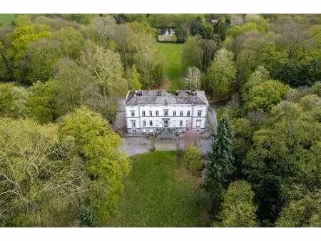 château avec dépendances niché sur un parc de 36ha