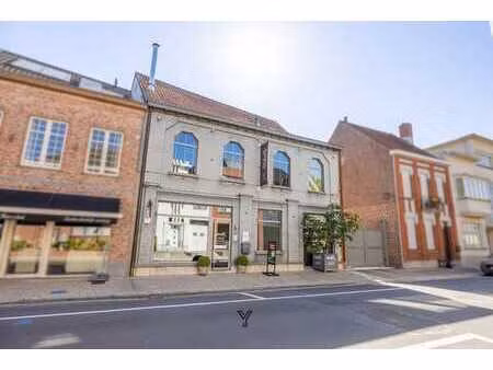 maison commerciale unique avec entrepôt et habitation à un e