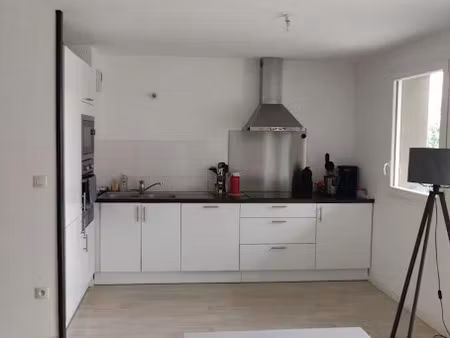 location meublée appartement 4 pièces 80 m² à lille (59000)  1 250 €