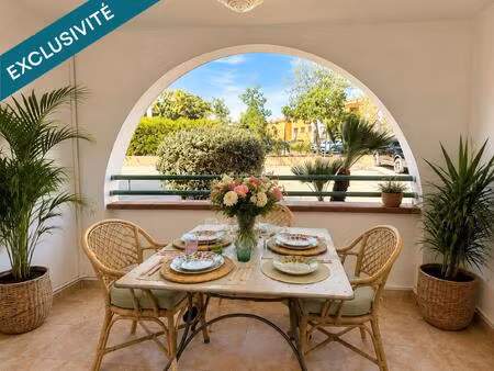t2 avec terrasse et piscine en bord de mer