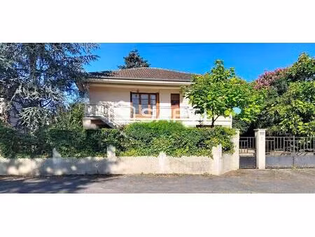 maison vendue avec terrain. budget total operation : 200 000 € hai.