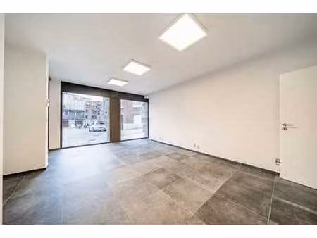 commerce ou bureaux avec vitrines et balcon