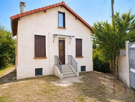 maison 4 pièces avec sous-sol et jardin.