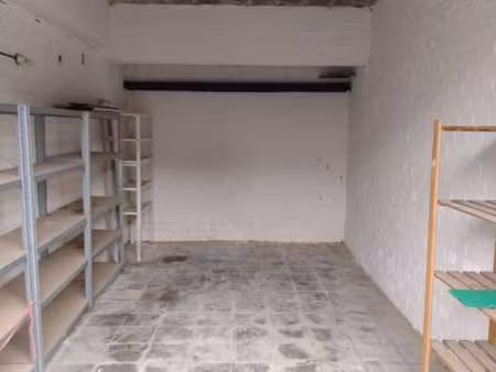 garage (box fermé) pour camionnette ou grande voiture.