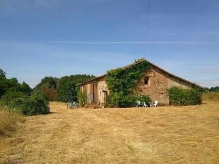 grange rénovée : comprenant 4 chambres et terrain de 4382m²