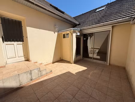 charmant duplex avec entrée par une petite terrasse en plein coeur du centre-ville