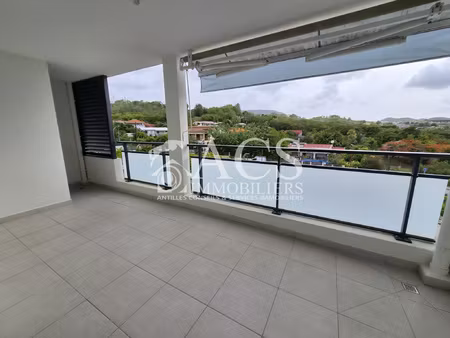 f2 en très bon état avec terrasse et parking