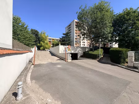 place de parking résidence guy sourcis  proche gare & cent