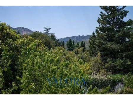 propriete aux accents provençaux avec piscine et jardin paysager
