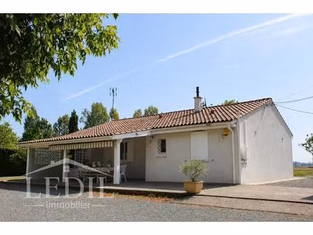 maison de plain-pied avec 3 500 m² de terrain  dépendances et cadre de vie privilégié