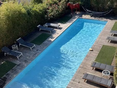 une adresse au cœur de cassis  où tout se rejoint  la mer  le village et l'art de vivre.