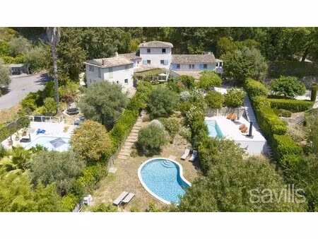 l'esprit d'une villa : duplex avec vaste jardin privatif et piscine