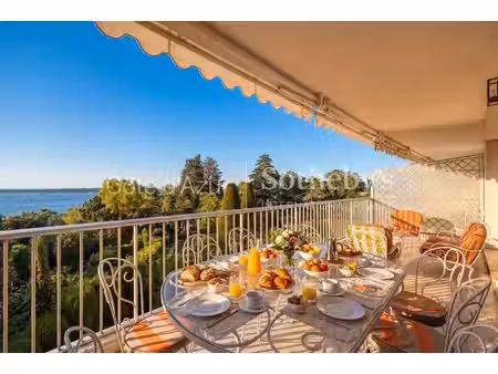 appartement vue mer à rénover dans une résidence de prestige à c
