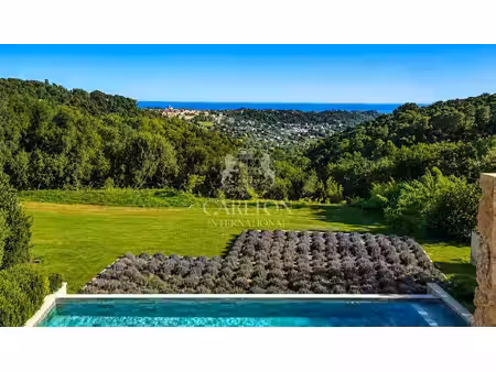 saint-paul-de-vence: vue sur la mer et le village