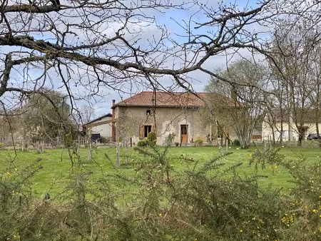 charmante ferme rénovée avec grande grange  nombreuses dépendances  étang et plus de 9 6 h