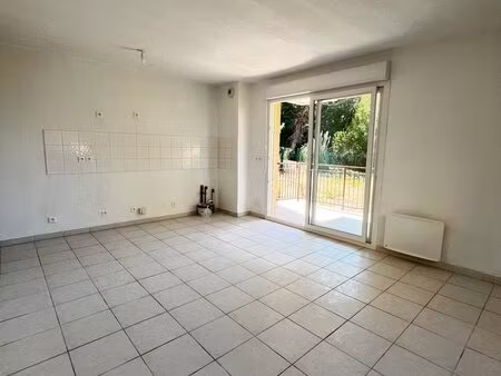a vendre t3 avec terrasse et parking prive