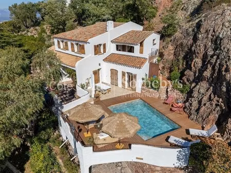 villa provençale contemporaine avec piscine à vendre entre fréju