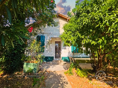 maison de plain pied  avec un grand jardin