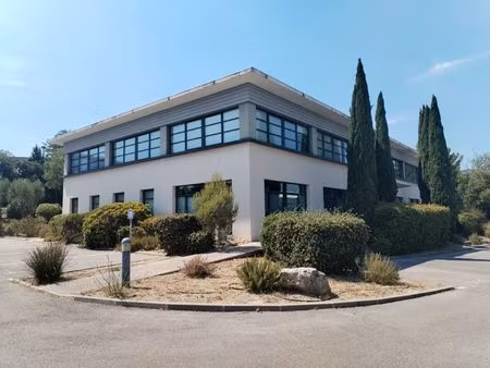 location local professionnel 109m²