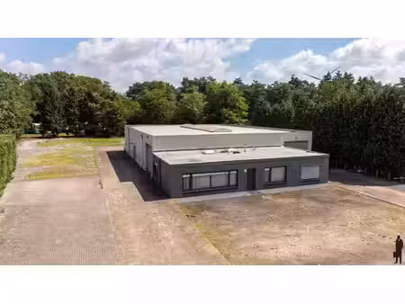 magazijn met kantoren op ca. 4.425 m²