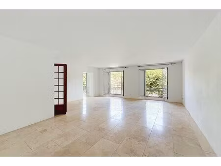 grand t2 lumineux avec ascenseur au centre-ville d'apt