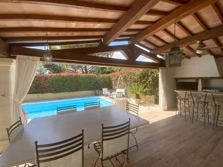 villa méridionale avec terrain et piscine.
