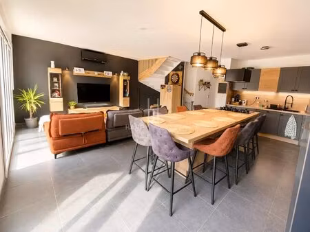 maison moderne en résidence privée et sécurisée 
