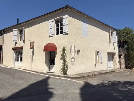 beauville maison en pierre polyvalente rénovée au cœur d’un village médiéval recherché