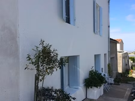 maison 113 m2 avec 3 chambres dans le centre de mortagne-sur-gironde.