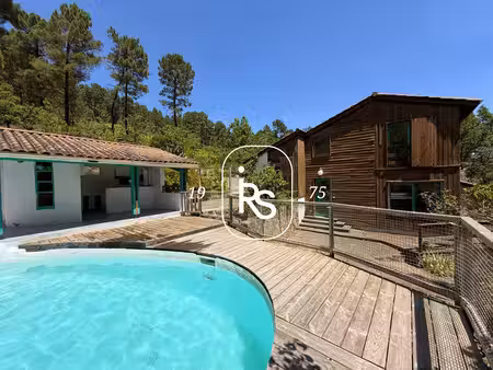 une lumineuse maison en bois de 143 m2 habitables au milieu d'un terrain arboré de 3407 m2