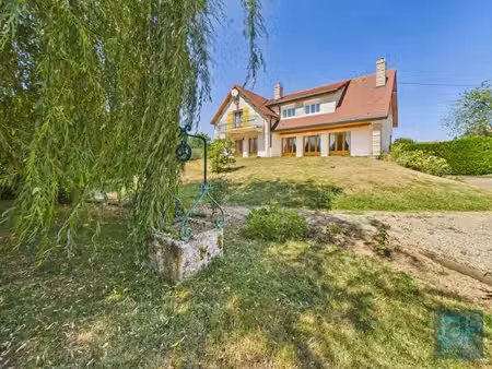 en exclusivité  élégance et caractère pour cette maison familiale