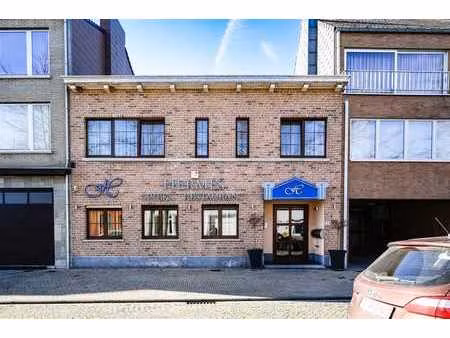 commerce + 2 appartements  opportunité d’investissement!