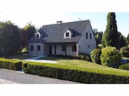 5590 haversin - 4 ch - 220 m² - 16 ares - caves - 2 garages