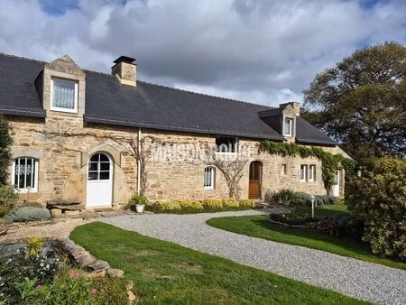 longère sur 1500 m² de terrain paysagé golfe du morbihan