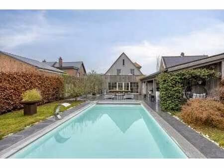 maison individuelle rénovée avec piscine  pool house et jard