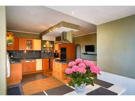 ? villa avec magnifique jardin dans un quartier prisé