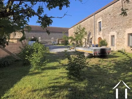 maison de village avec écuries  granges et 4 hectares de terres de pâturage