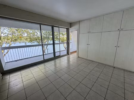 beau studio avec grand balcon vue sur le lac - cave et parki