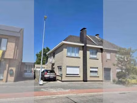 maison familiale jumelée prête à emménager.