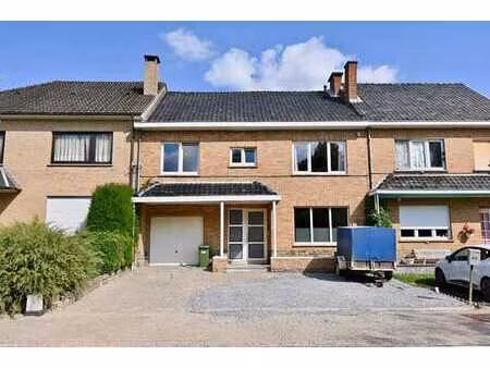 ruime gesloten bebouwing met inpandige garage en landelij...