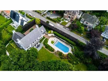 villa d'exception avec piscine et aménagements raffinés