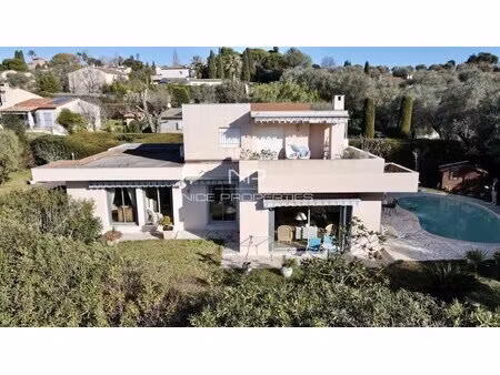 villa avec piscine dans un quartier résidentiel